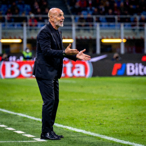 AC米兰主教练斯蒂法诺·皮奥利在场边指挥